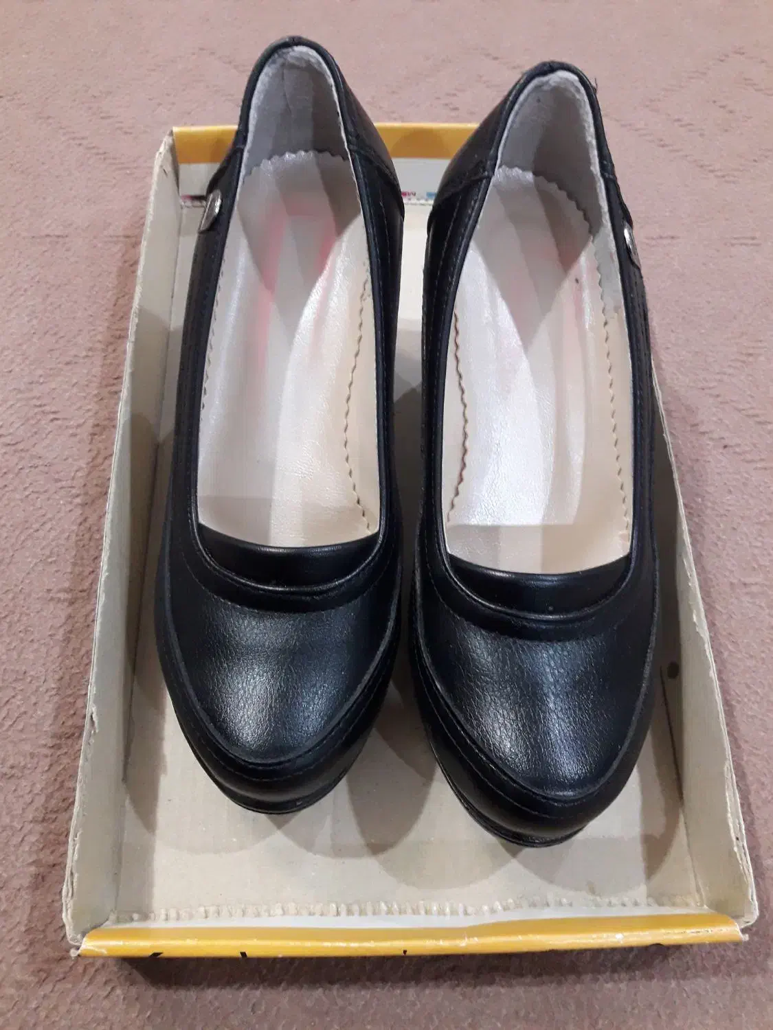 کفش|کیف، کفش، کمربند|کرمان, |دیوار