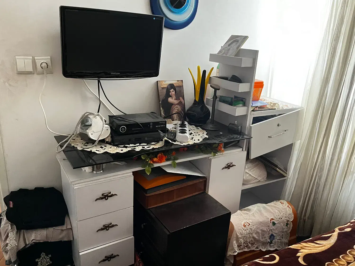 میز رو شیشه دار|میز تحریر و کامپیوتر|رشت, سعدی (تختی)|دیوار