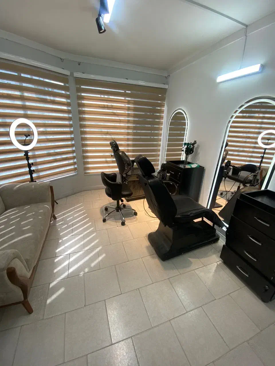 اجاره تخت مژه ، میز ناخن ، صندلی میکاپ و شینیون|اجارهٔ دفتر کار، اتاق اداری، مطب|نوشهر, |دیوار