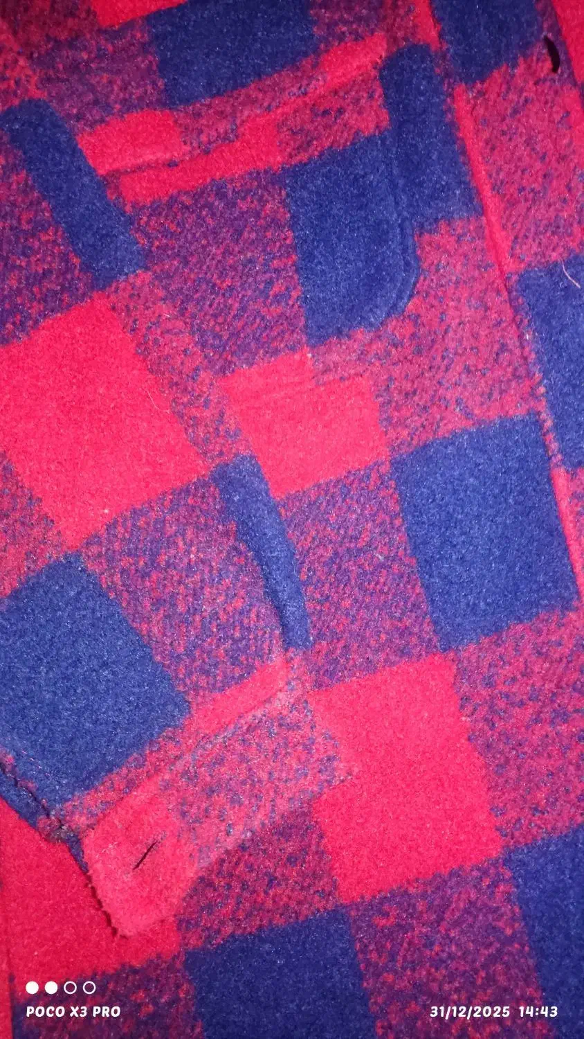 پالتو|لباس|کرج, بنیاد|دیوار