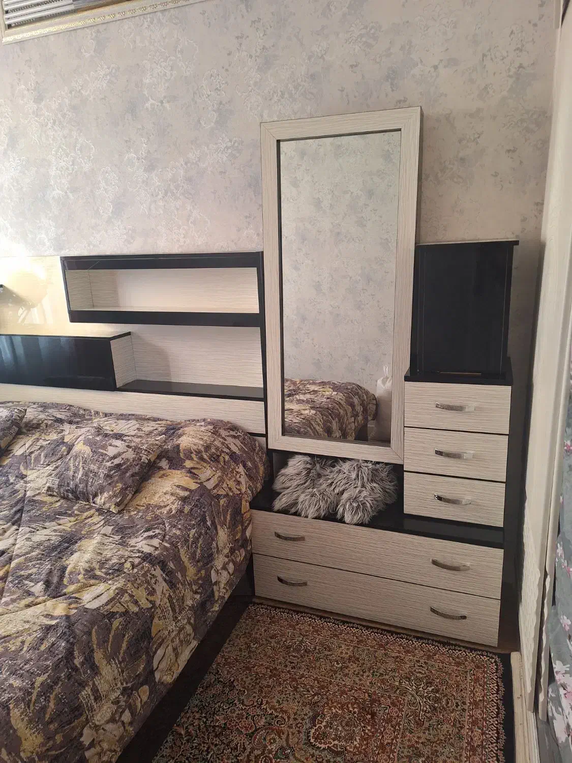 تخت دونفره به همراه دراور سفید ومشکی|تخت و سرویس خواب|تهران, نازی‌آباد|دیوار