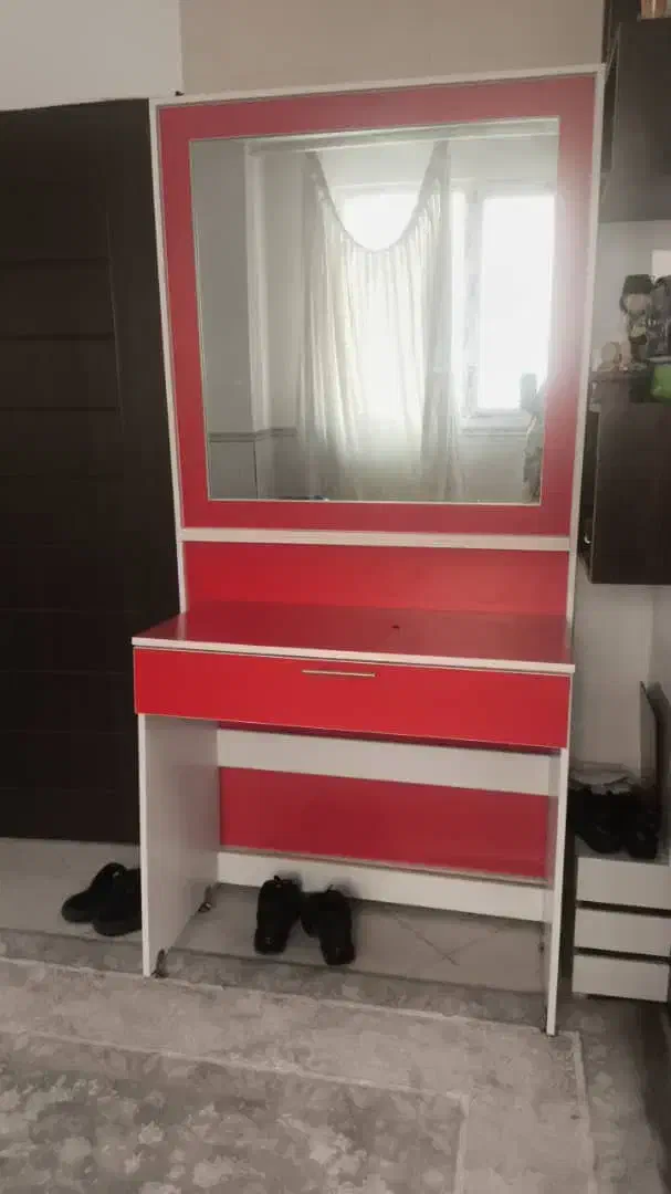 تخت اپیلاسیون و میز آرایش و آینه  و پارتیشن|آرایشگاه و سالن‌های زیبایی|رباط‌کریم, رباط‌کریم|دیوار