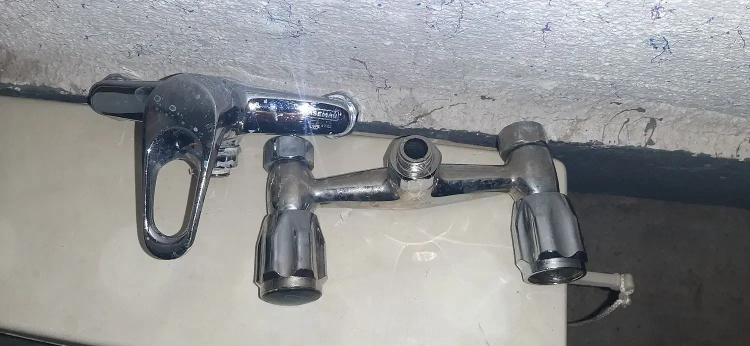 روشویی با شیر کامل و تعدادی شیرالات .فلاش تانک|لوازم سرویس بهداشتی|صدرا-فارس, فاز ۱|دیوار