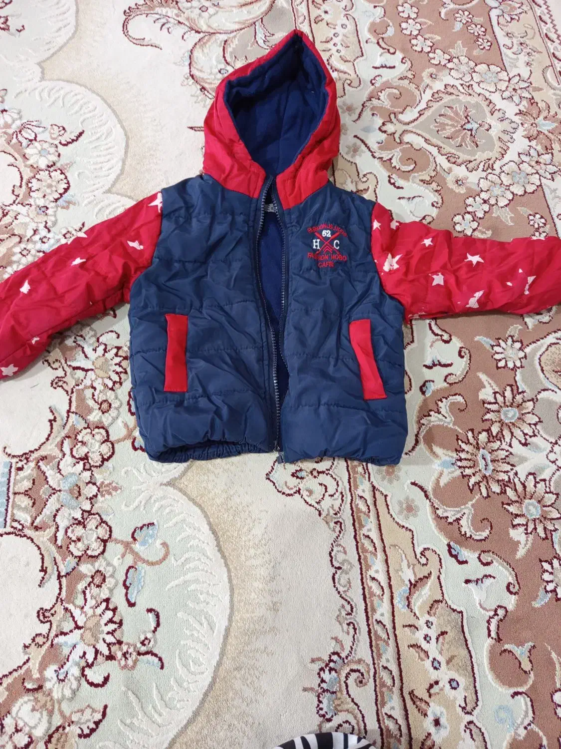 کاپشن|کفش و لباس بچه|صحنه, |دیوار