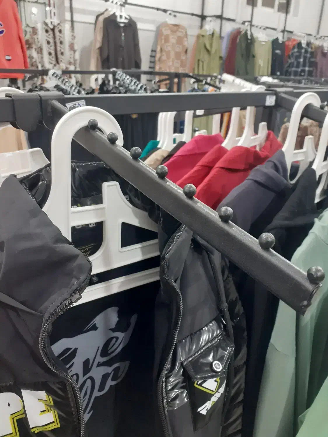 رگال تیله ای|بندرخت و رخت‌آویز|میانه, |دیوار