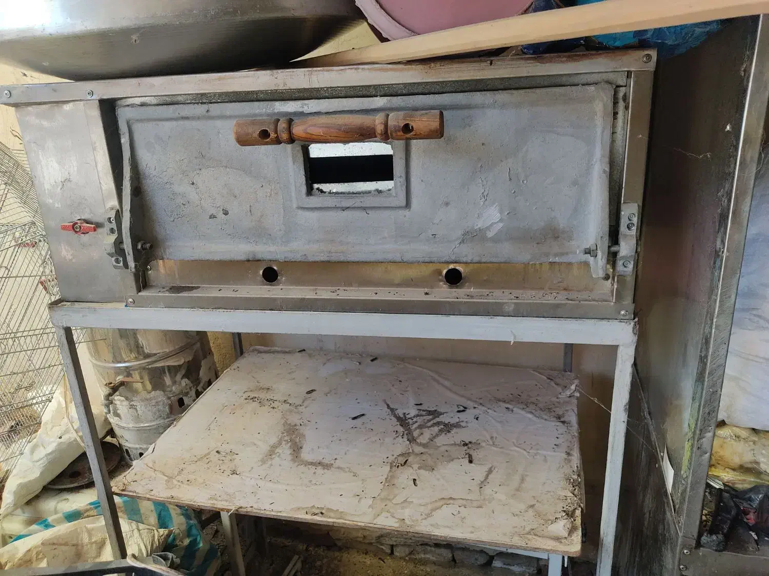 فر پیتزا|کافیشاپ و رستوران|نوشین شهر, |دیوار