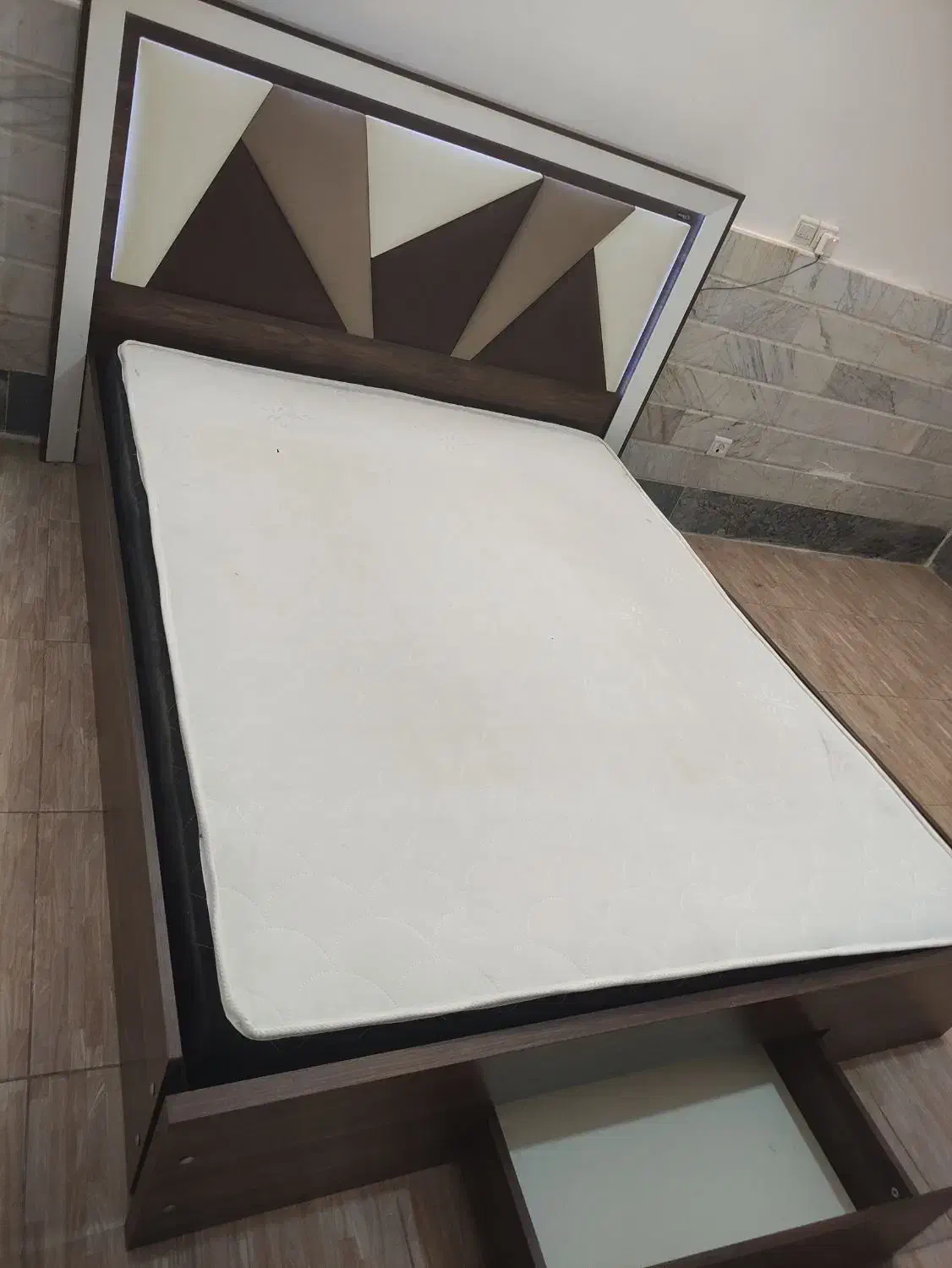 تخت با نور مخفی شبانه|تشک تختخواب|قم, انصار‌الحسین|دیوار