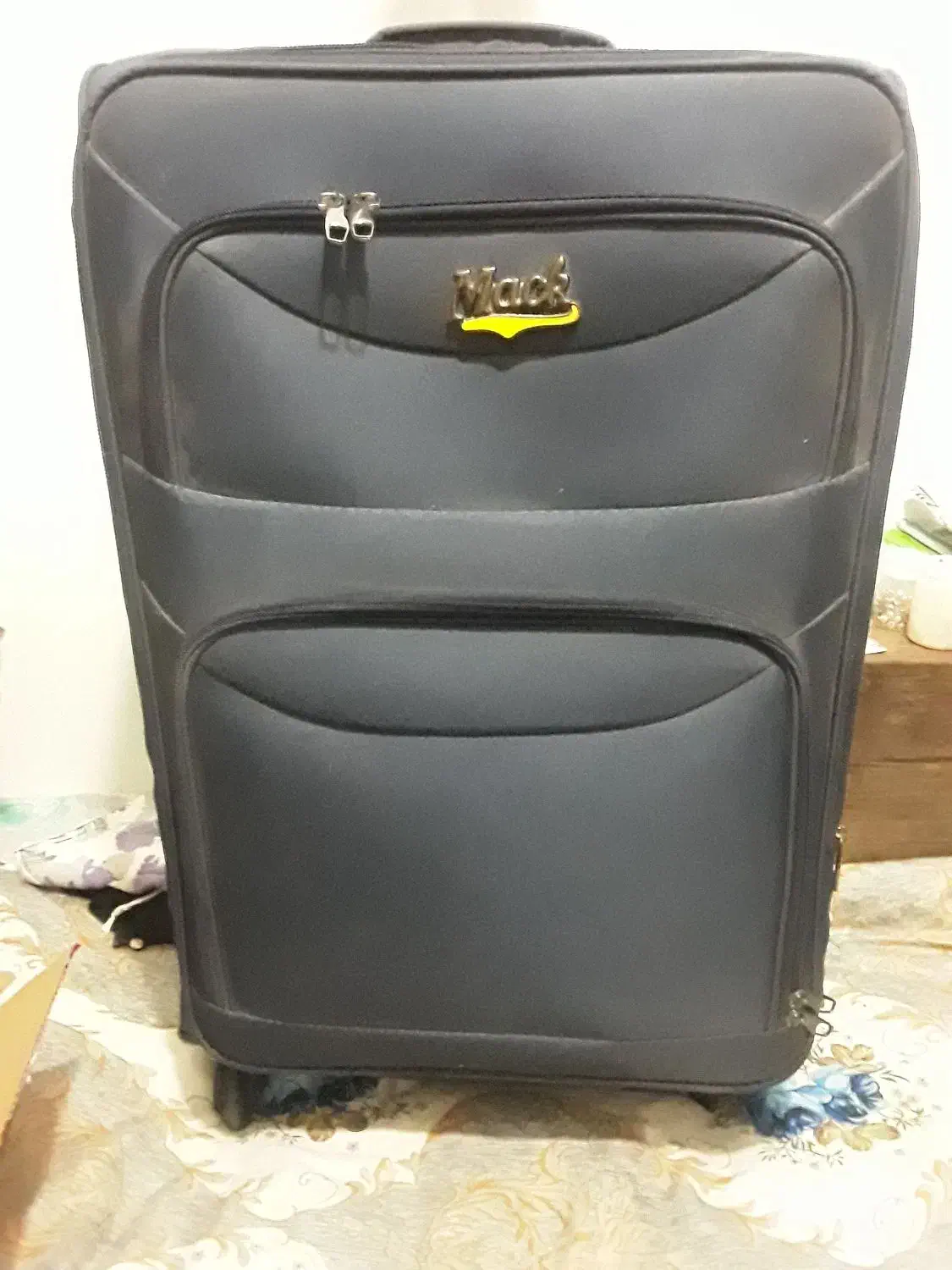 سلام ...یک چمدان بزرگ وتمیز وجادار|کیف، کفش، کمربند|گرمسار, |دیوار