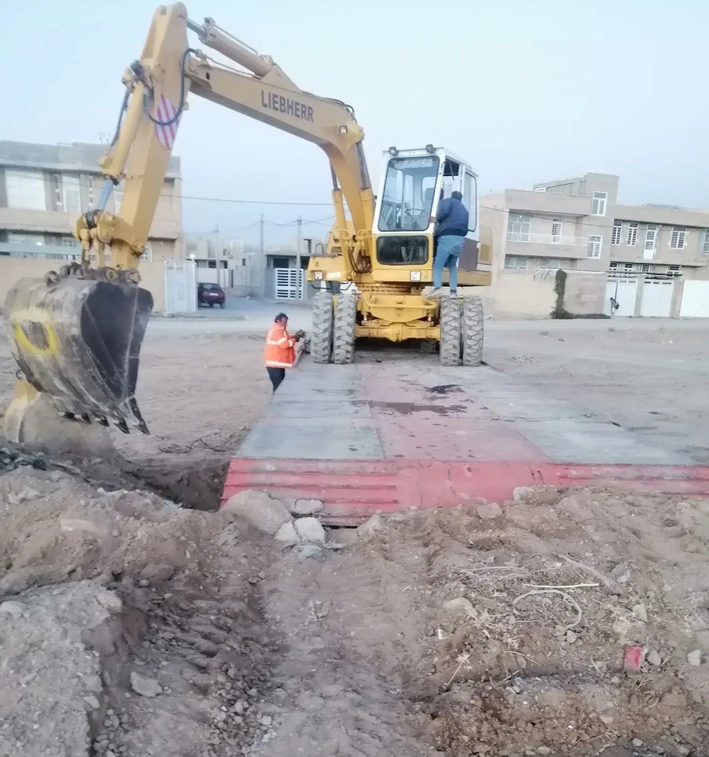 بیل لاستیکی لیبهر ۹۰۲|خودرو سنگین|شیراز, کیان آباد|دیوار