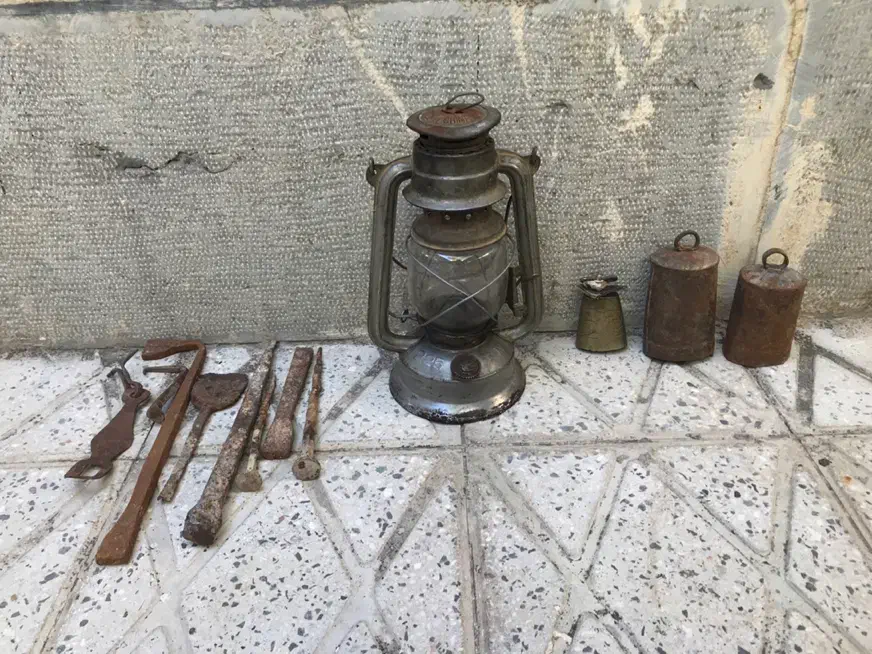 فانوس نفتی ، زنگوله ، دالاق و فلزات قدیمی|کلکسیون اشیاء عتیقه|شهرکرد, |دیوار