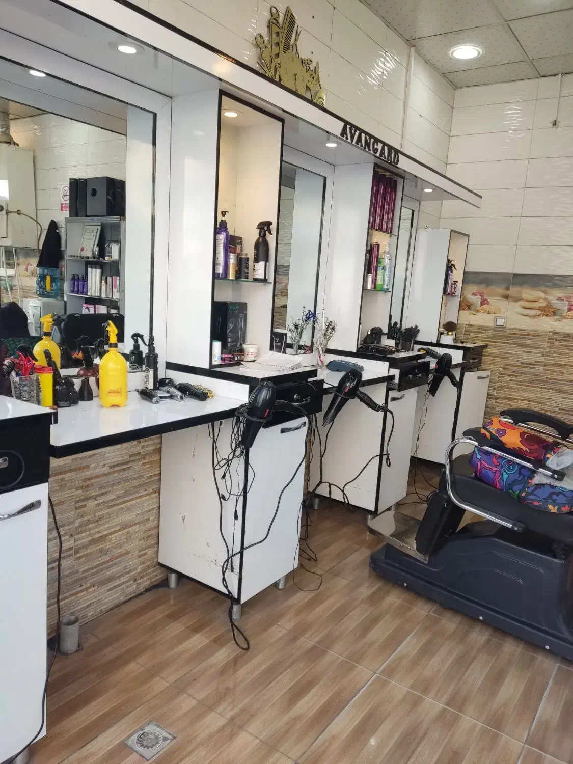 دکور آرایشگاه|آرایشگاه و سالنهای زیبایی|مرودشت, ژیان|دیوار