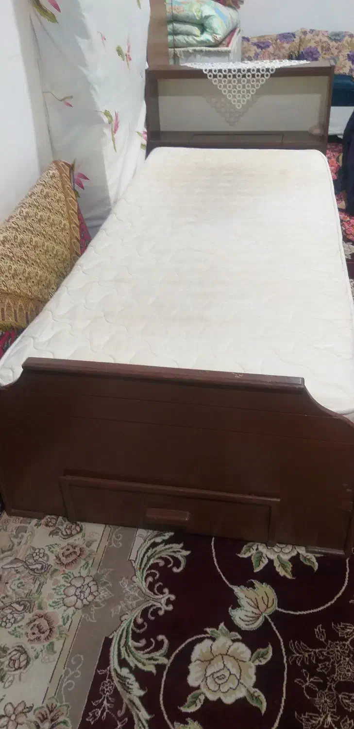 تخت یک نفره چوبی جمع و جور با تشک طبی|تخت و سرویس خواب|زنجان, |دیوار