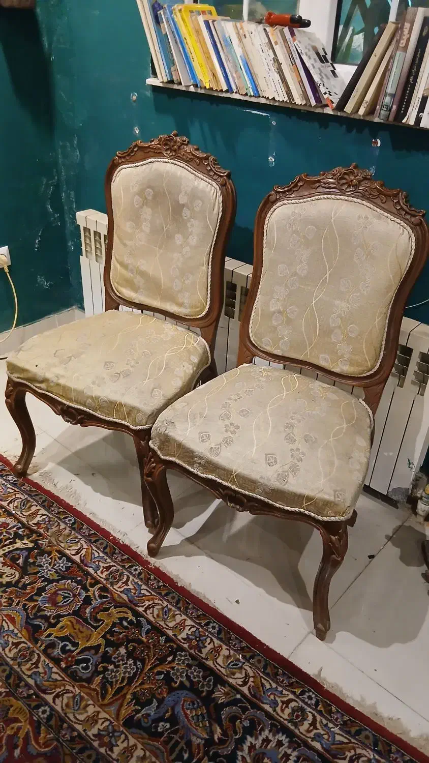 صندلی قدیمی چوبی|صندلی و نیمکت|رشت, کاکتوس|دیوار