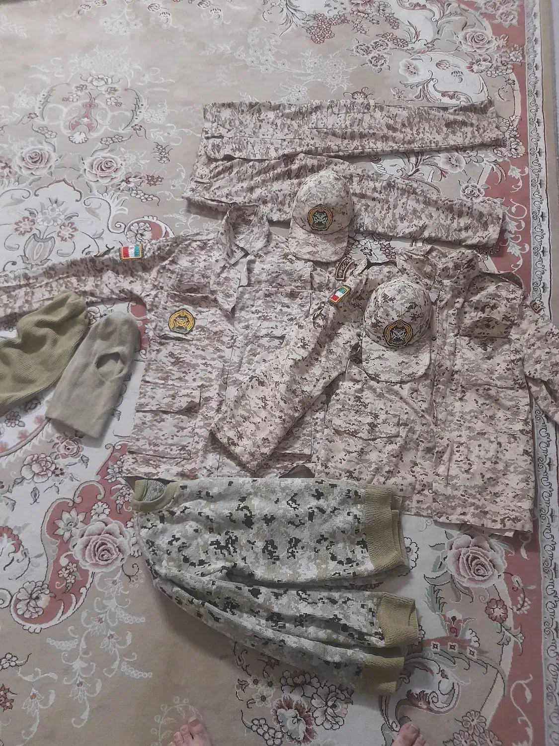 لباس ارتش ۲ دست لباس اورکت ژاکت کلاه‌ها سالم تمیز|لباس|سبزوار, قائم|دیوار