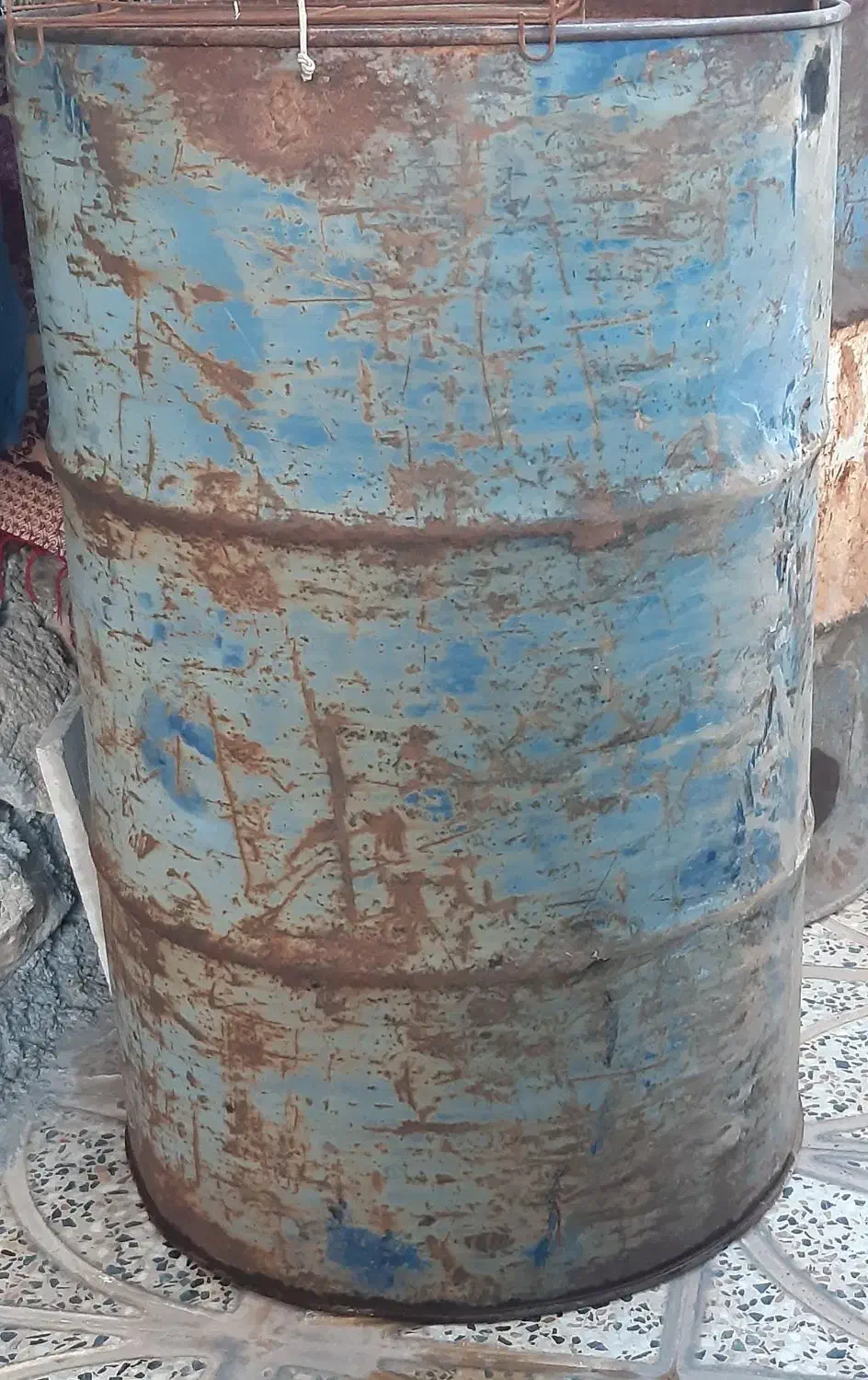 ۲ بشکه فلزی نفت و ۱ بشکه پلاستیکی نفت|مصالح و تجهیزات ساختمان|آبدانان, |دیوار