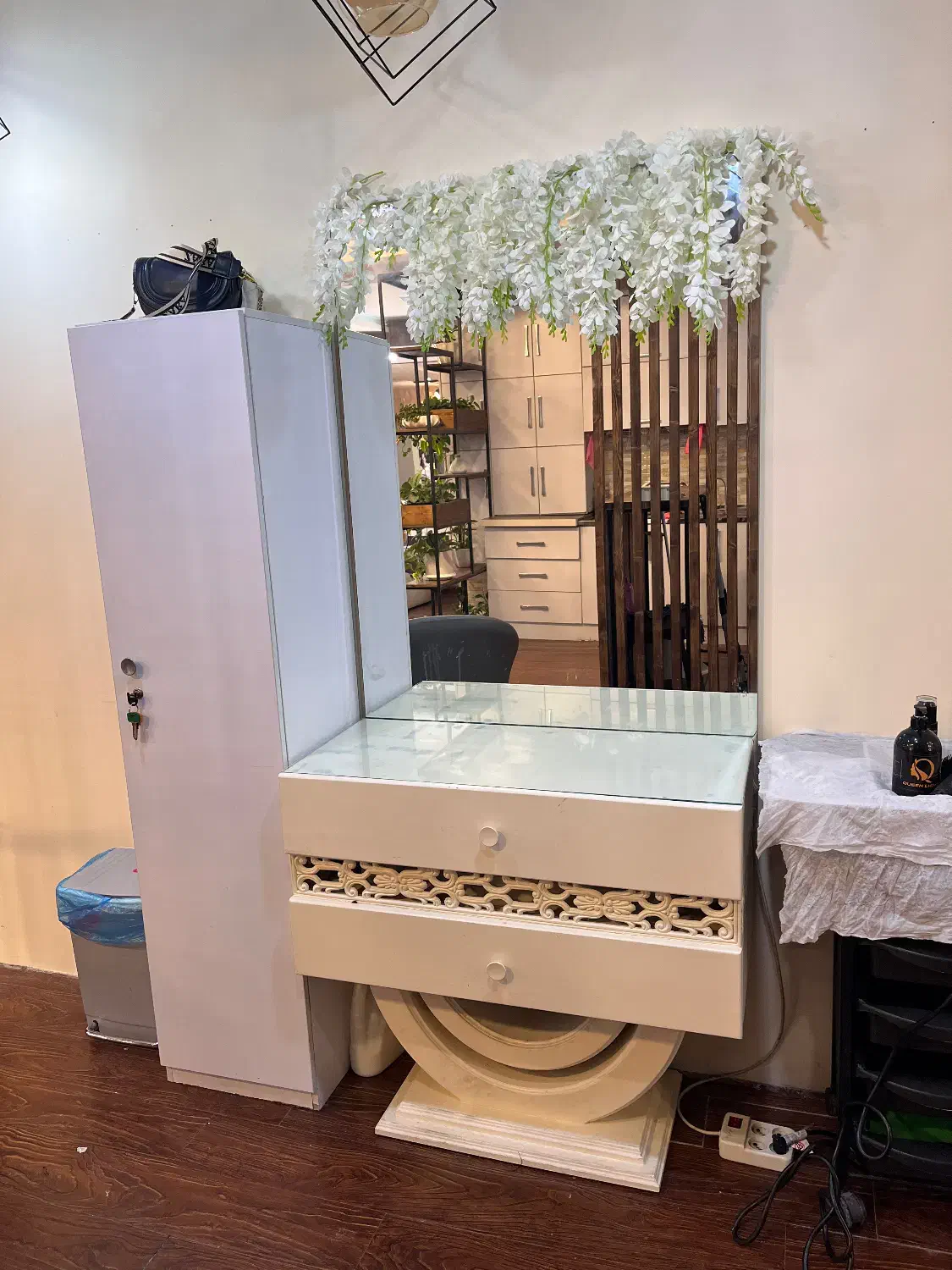 تجهیزات سالن زیبایی|آرایشگاه و سالن‌های زیبایی|تنکابن, |دیوار