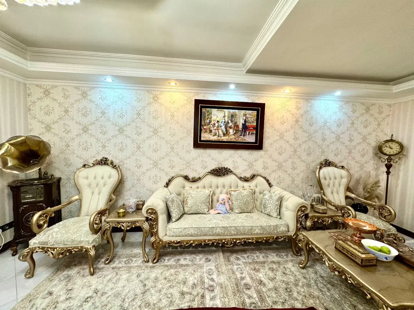 مبل ۱۲ نفره همراه میزبان کاملا چوب راش|مبلمان خانگی و میز عسلی|تهران, شادمان|دیوار