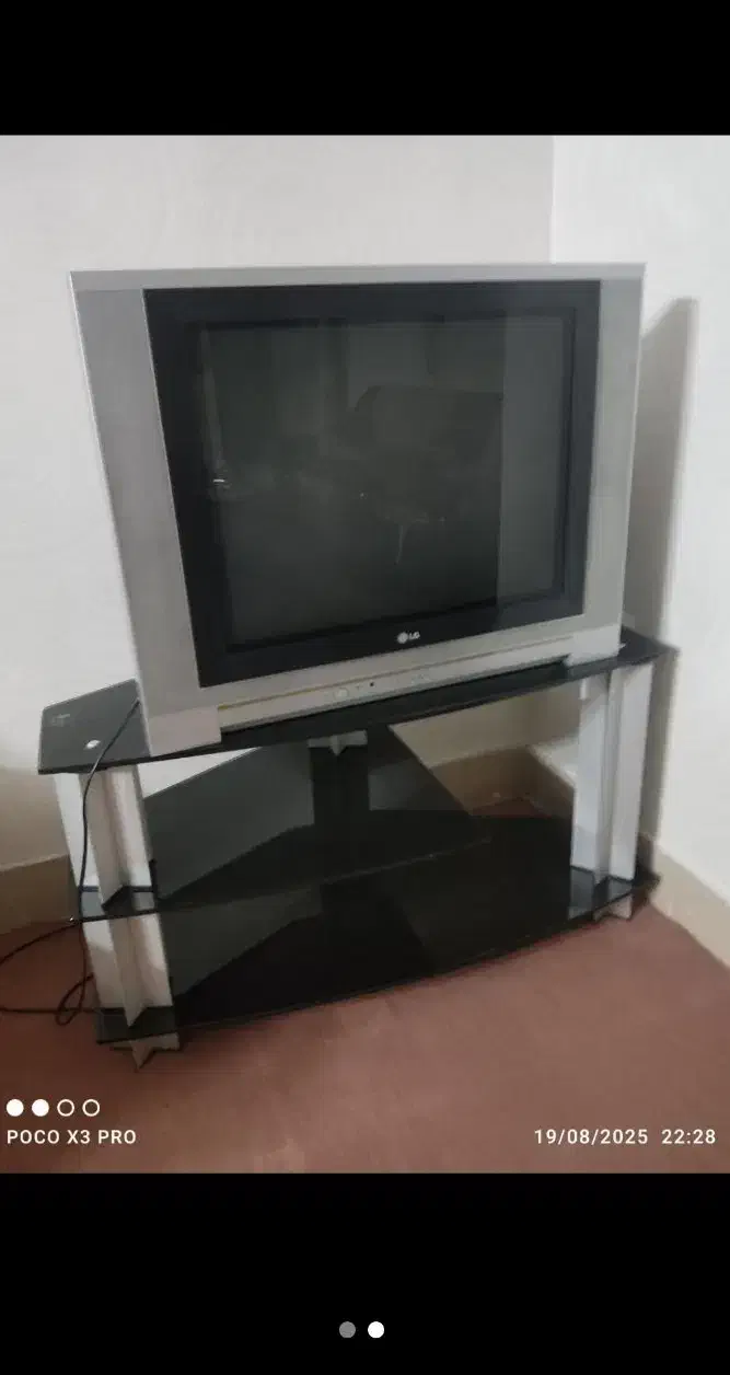 تلوزیون 29اینچ اصل کره ال جی همراه با میز|تلویزیون و پروژکتور|زنجان, |دیوار