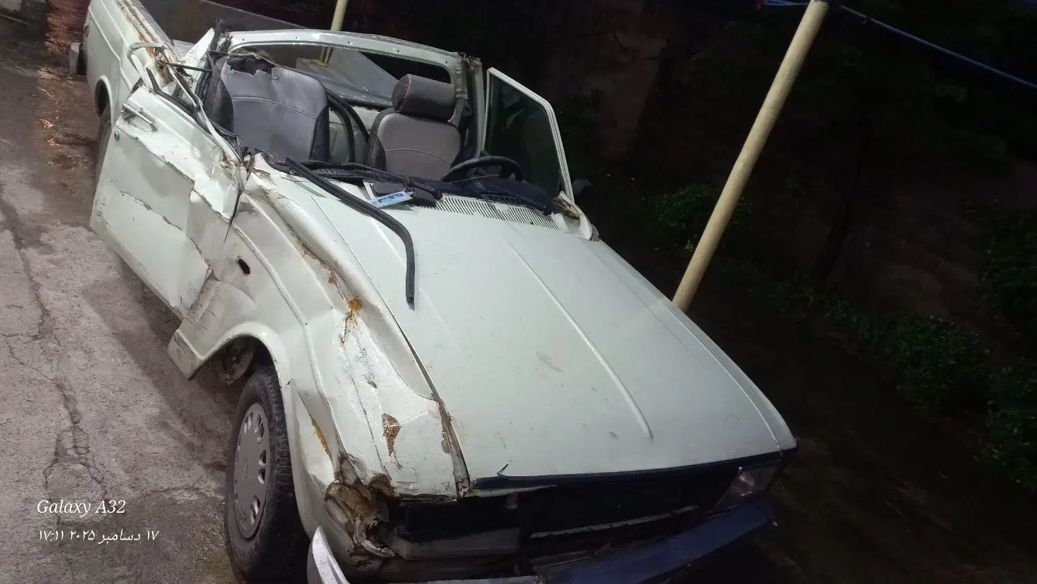 پیکان وانت تصادفی یک طرف خوردگی با سقف|خودرو سواری و وانت|بندر انزلی, لیچارگی حسن رود|دیوار