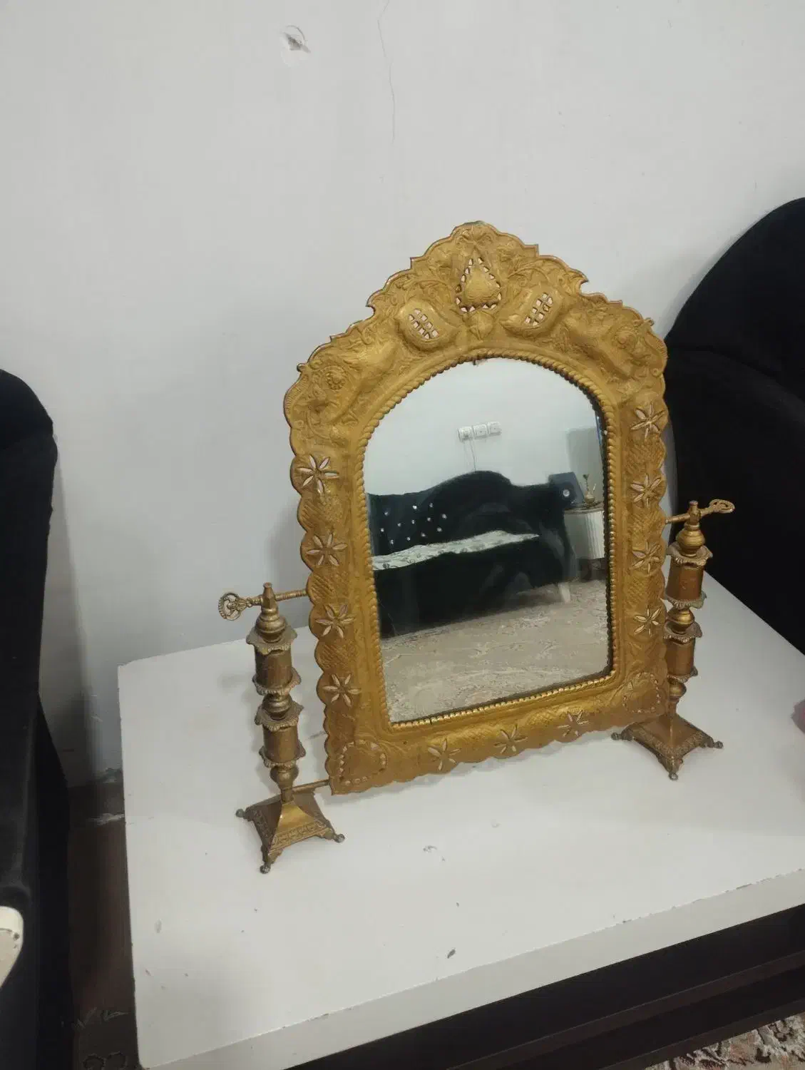 آیینه برنجی با قدمت|کلکسیون اشیاء عتیقه|خرم‌آباد, |دیوار