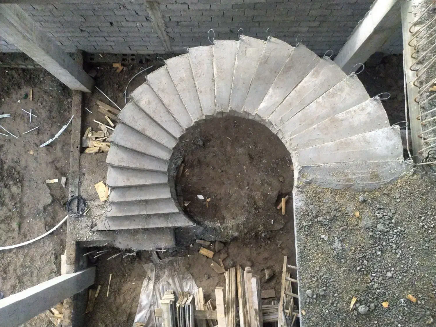 پله گرد .پله پیچ .پله مارپیچ|خدمات پیشه و مهارت|رشت, استقامت ۱|دیوار