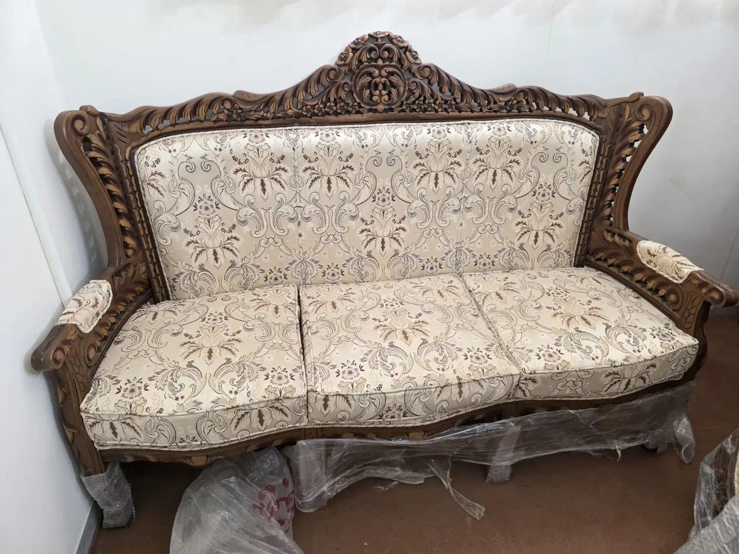 مبلمان چوبی و ویترین چوبی در حد نو|مبلمان خانگی و میز عسلی|اصفهان, سرتاوه|دیوار