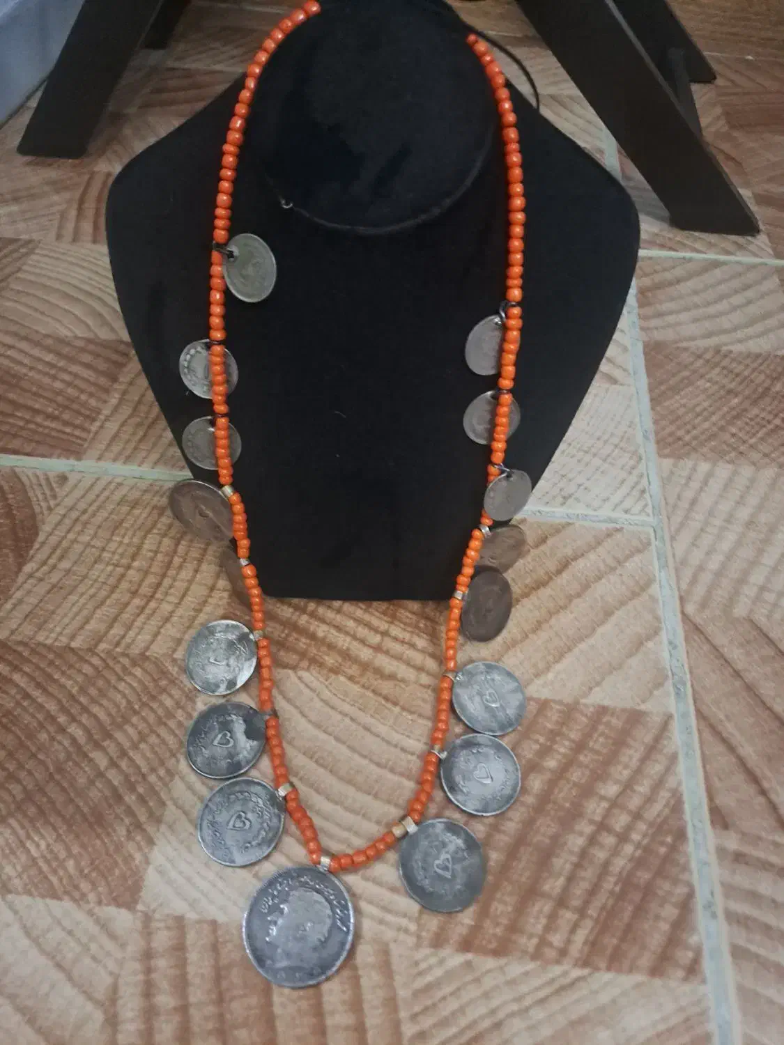 گردنبند سکه|کلکسیون اشیاء عتیقه|رشت, نظری|دیوار