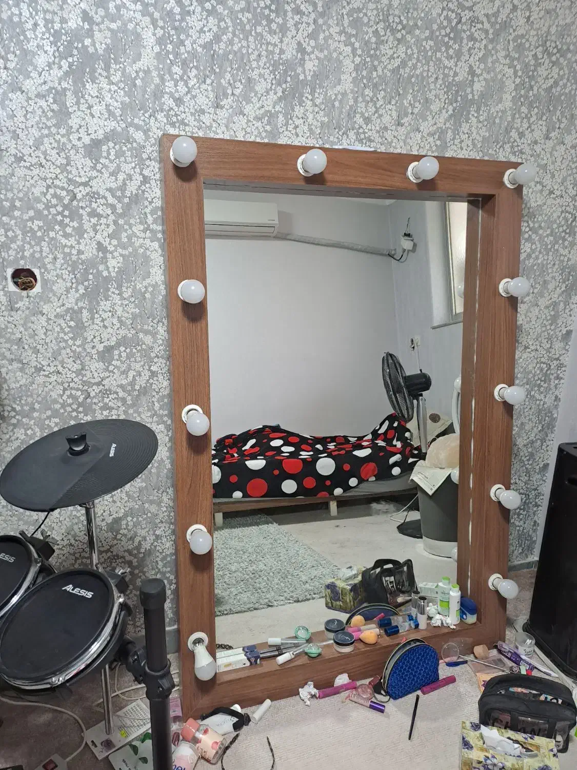 آینه قدی|آینه|ساری, |دیوار