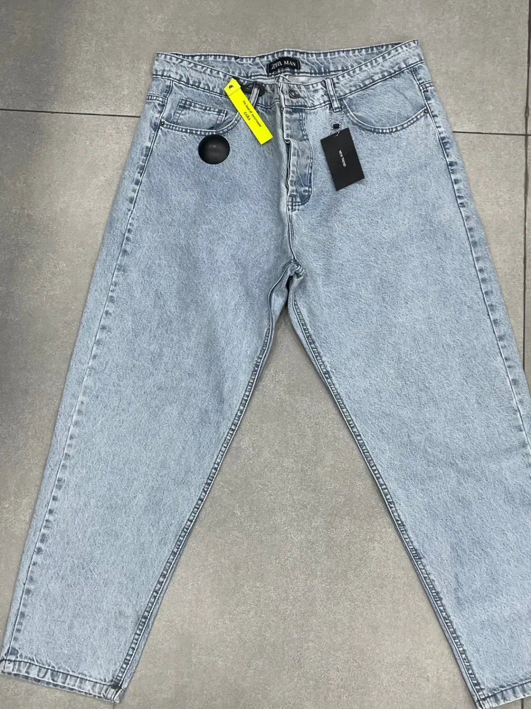 جین تک و عمده|لباس|تهران, فلسطین (میدان انقلاب)|دیوار