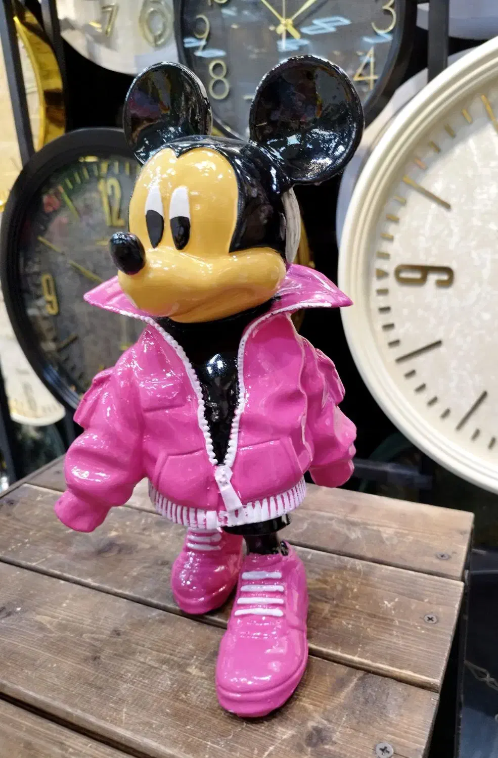 مجسمه سینی بدست|مجسمه، تندیس، ماکت|فردیس, فردیس|دیوار