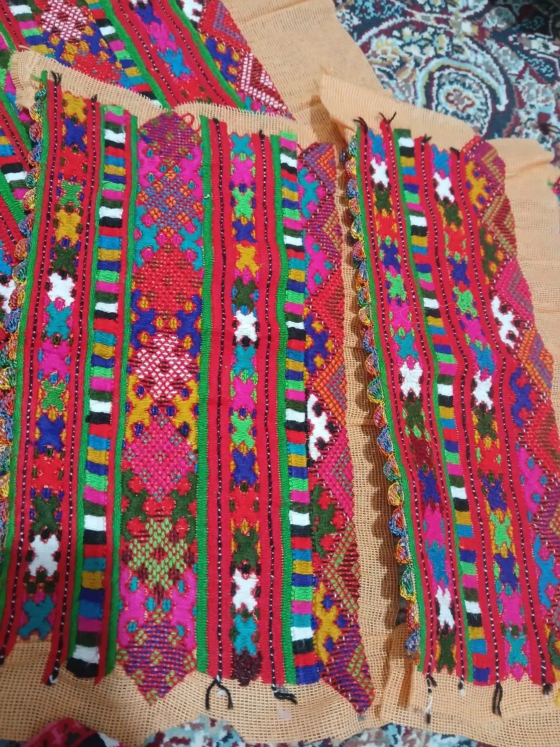 زی گفتان|لباس|نیمروز, |دیوار