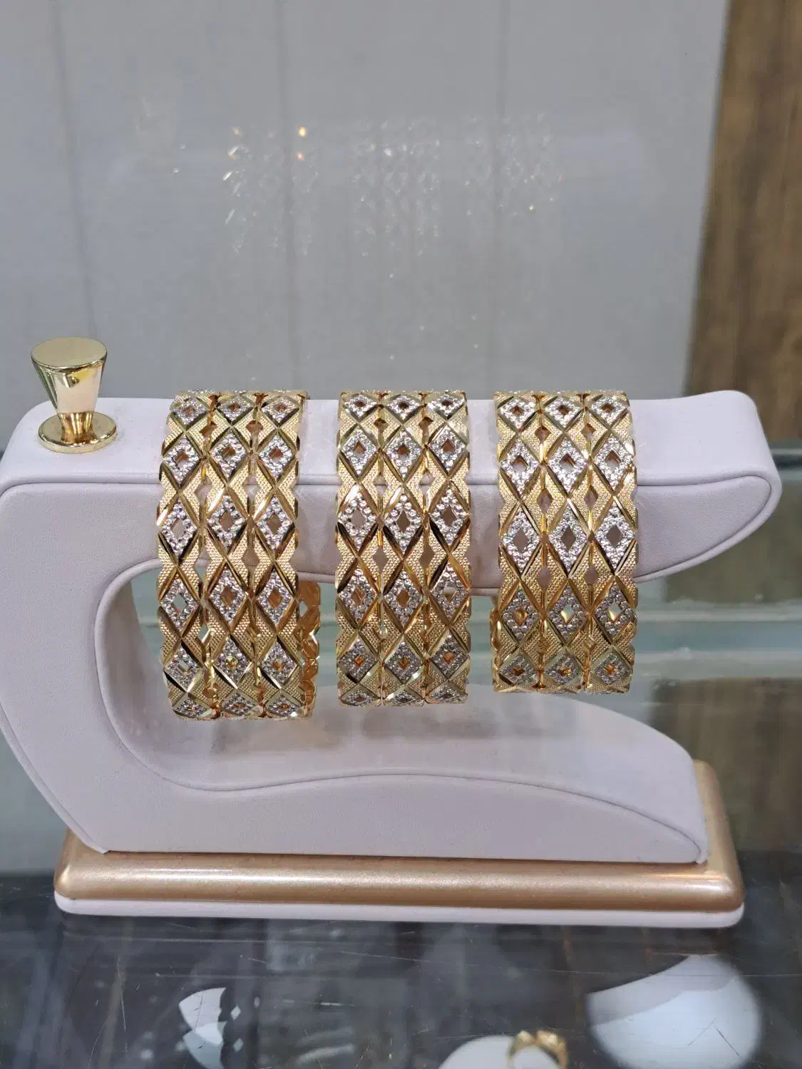 النگو دیبا|جواهرات|قم, نیروگاه|دیوار