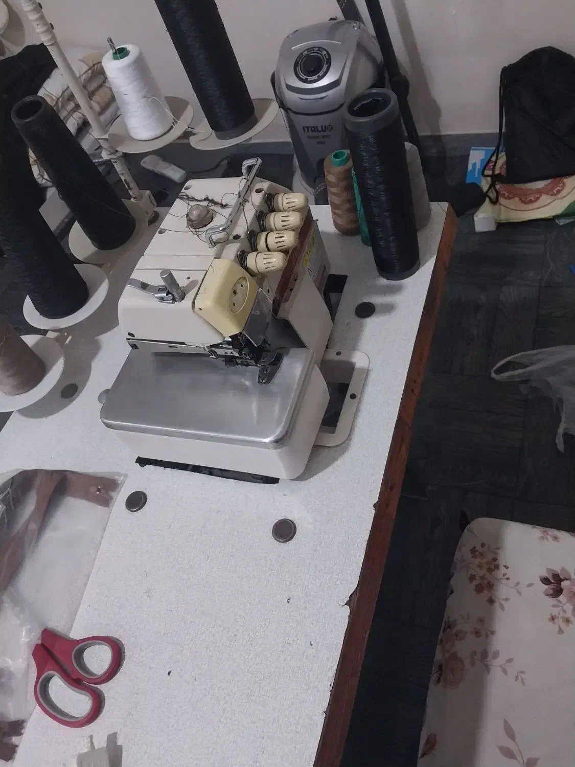 سردوز ۵ نخ هانری|چرخ خیاطی و ریسندگی|فامنین, |دیوار