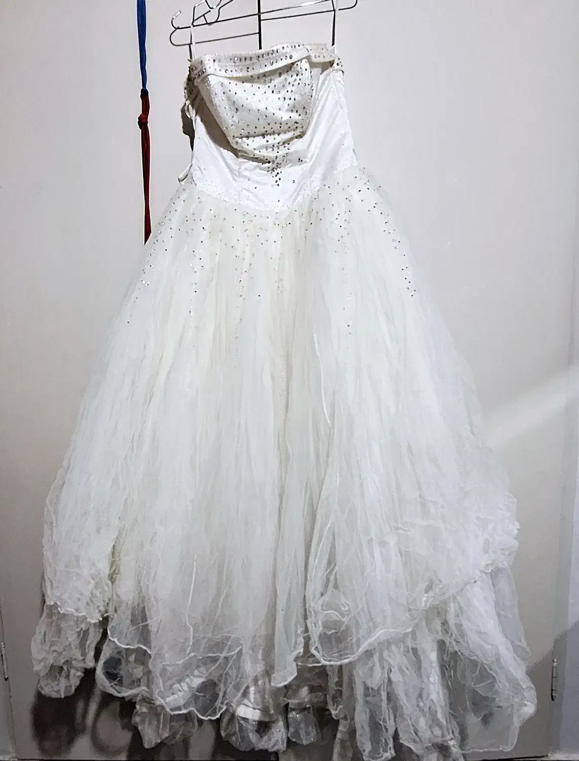 لباس عروس دکلته|لباس|اندیشه, اندیشه فاز ۳|دیوار