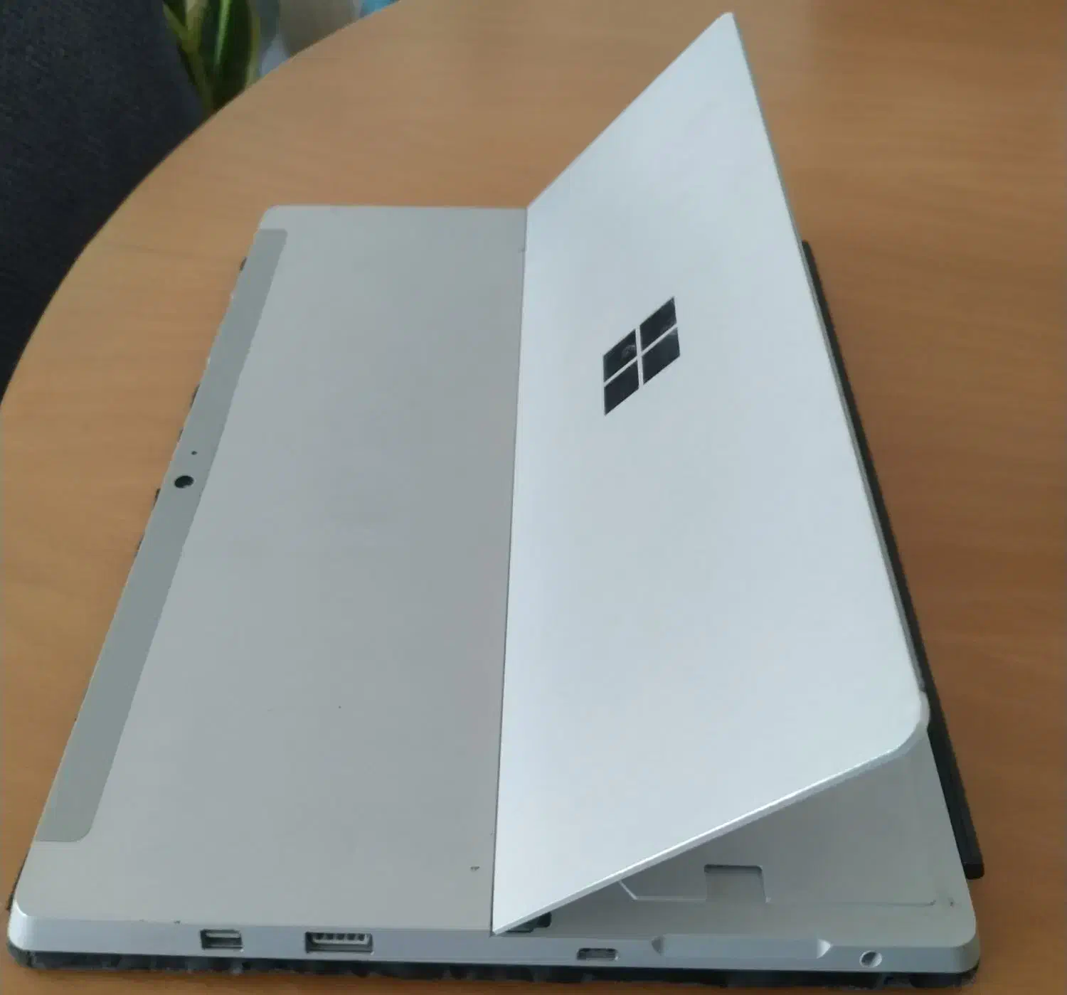 لپتاپ سرفیس مایکروسافت|رایانه همراه|صدرا-فارس, فاز ۱|دیوار