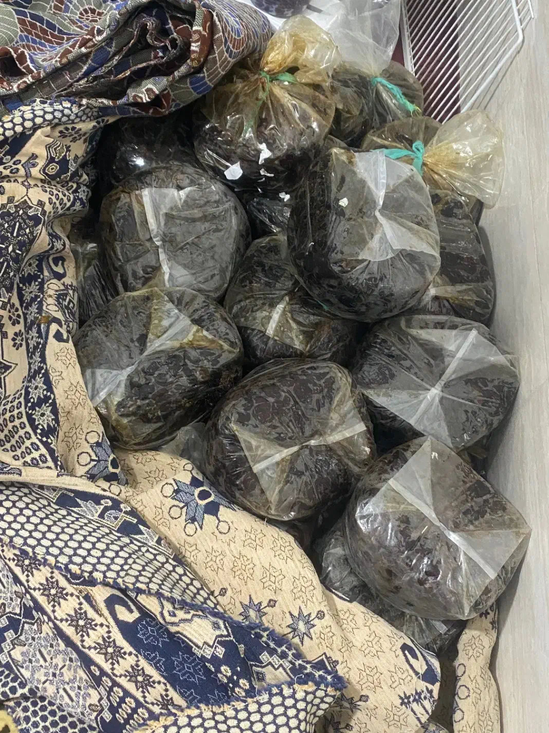 خرما خنزی|خوردنی و آشامیدنی|تخت, |دیوار