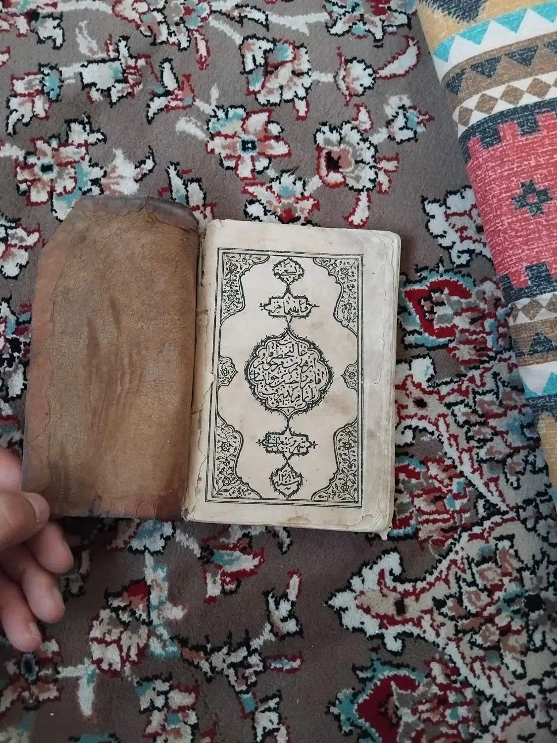 قرآن قدیمی پوست|کلکسیون اشیاء عتیقه|مشهد, شهید احمدی روشن|دیوار