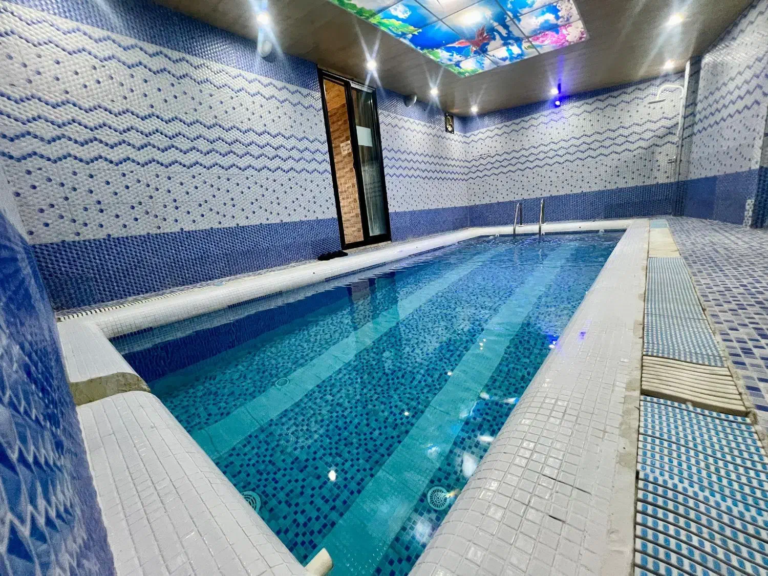 کلبه چوبی رمئو با فوتبال دستی|اجارهٔ کوتاهمدت ویلا و باغ|رامسر, |دیوار