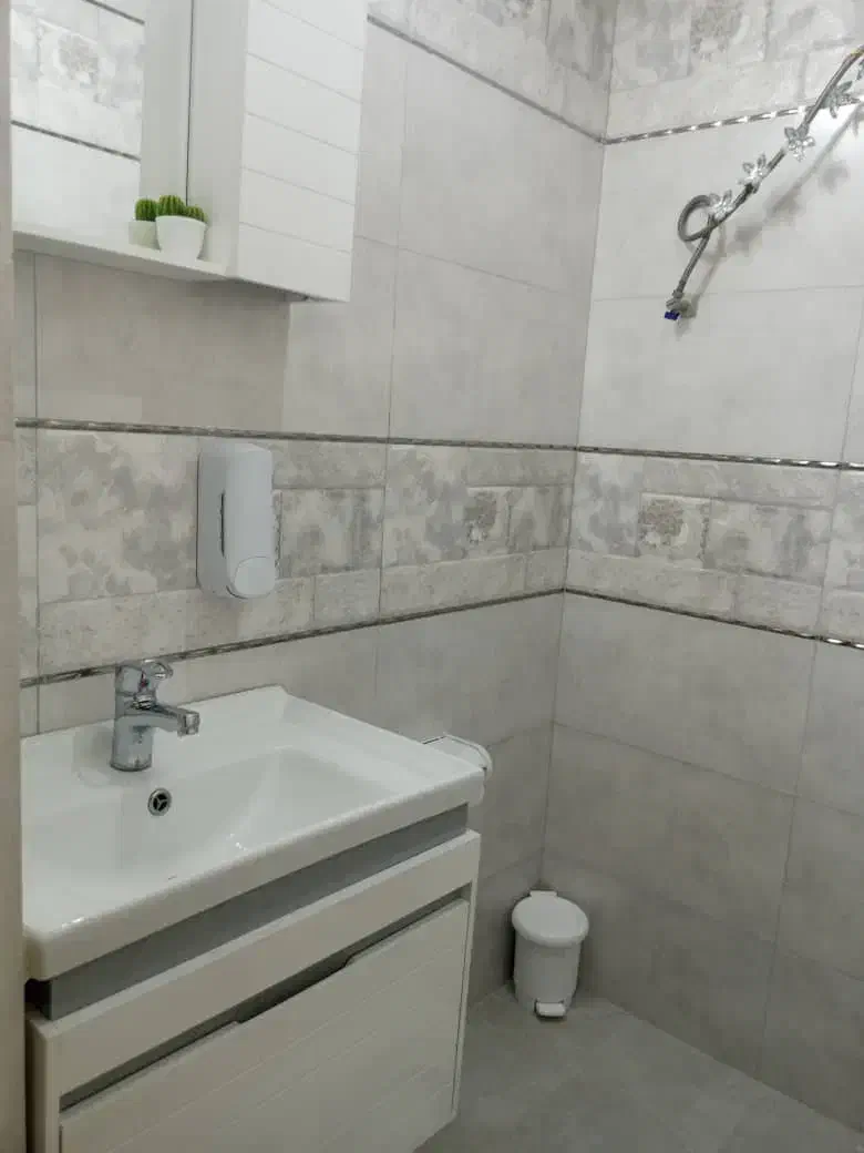 ۷۵متر دو خواب  پارکینگ انباری بالکن بسیار تمیز