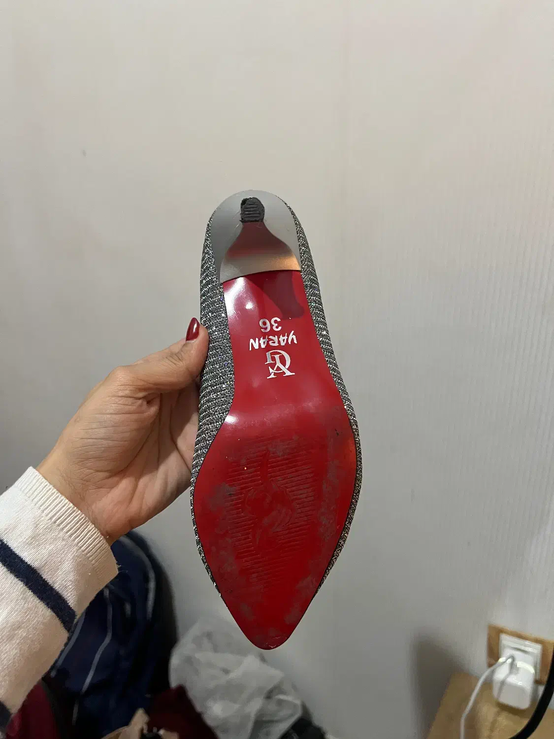 کفش|کیف، کفش، کمربند|رشت, پل تالشان|دیوار