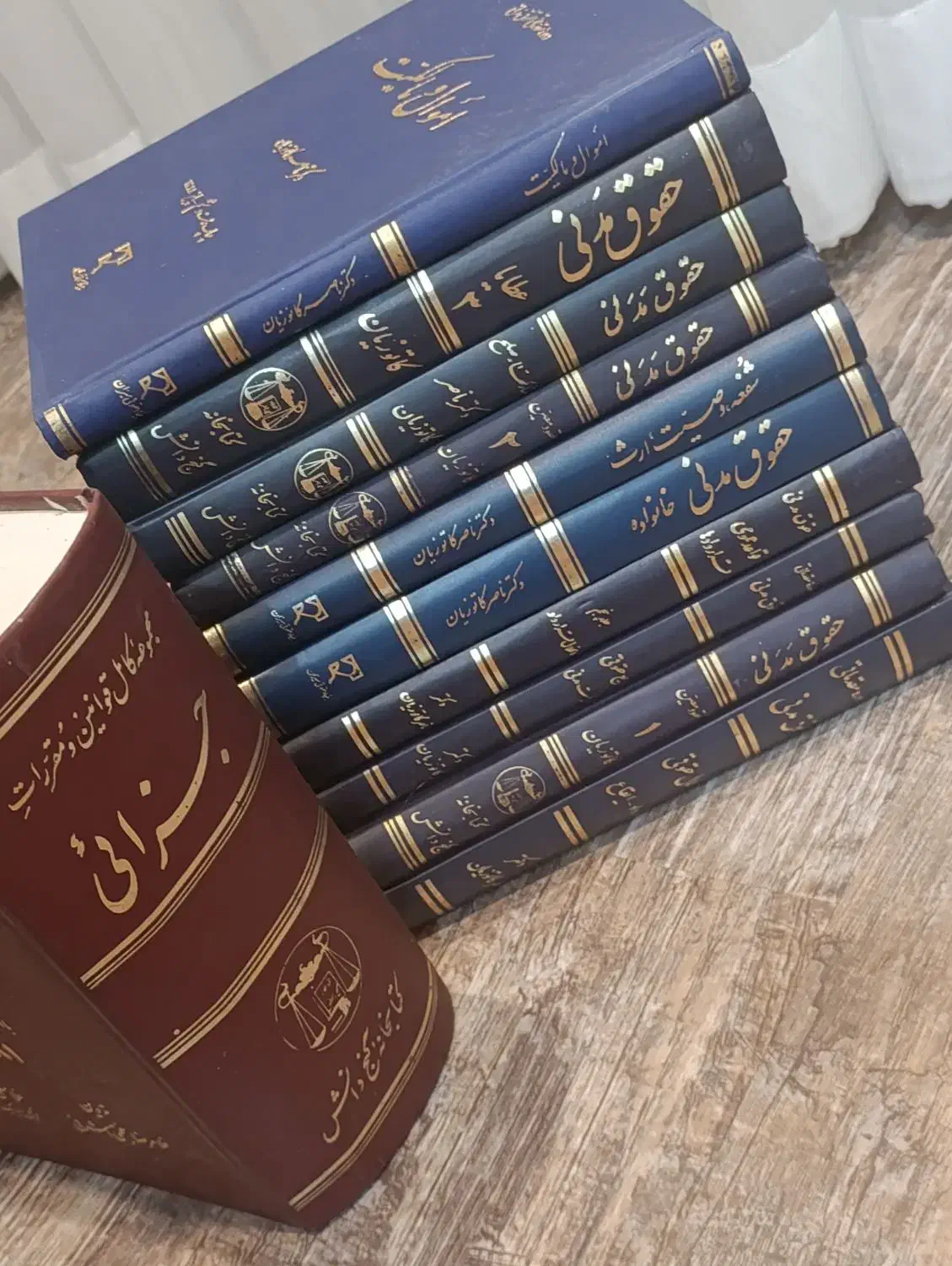 فروش کتاب های حقوقی|کتاب و مجله آموزشی|تهران, امانیه|دیوار