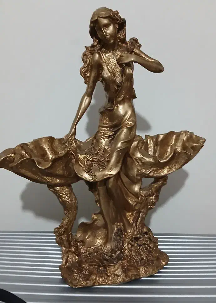 مجسمه زیبا ، شکلات خوری|مجسمه، تندیس، ماکت|پرند, فاز ۱|دیوار