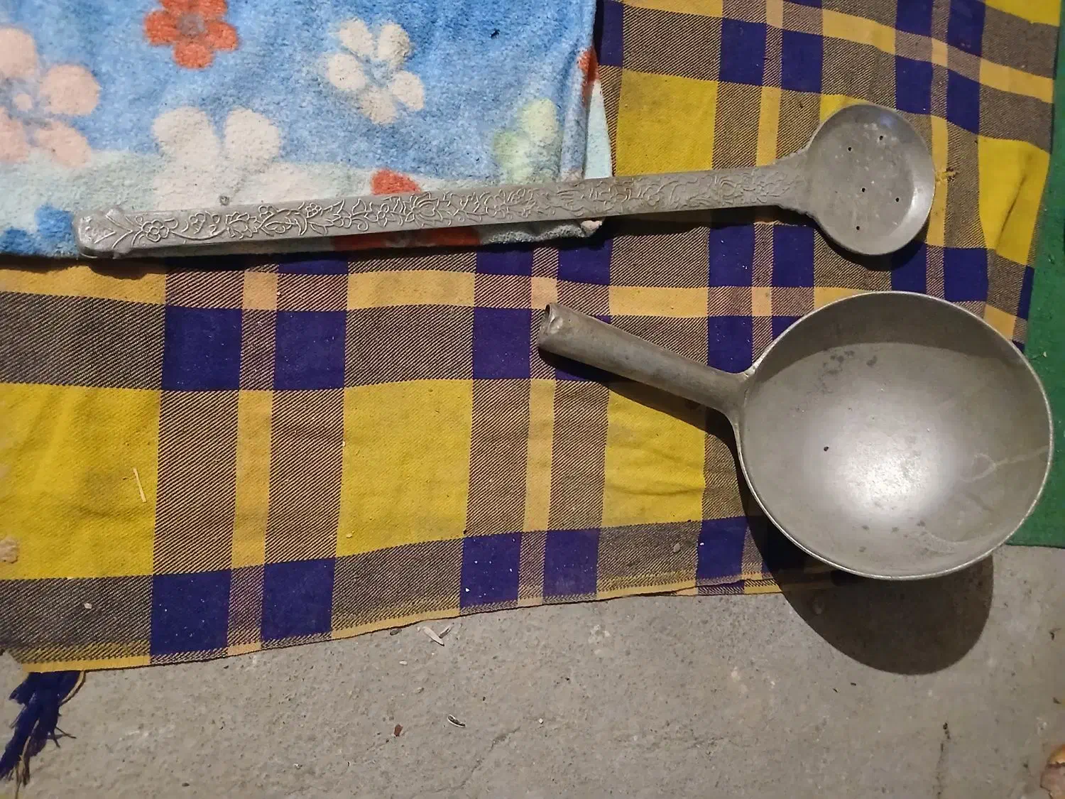 کفگیر و آب برگردان بزرگ اشپزی سایز ۲۰ قدیمی .|ظروف پختوپز|اراک, |دیوار