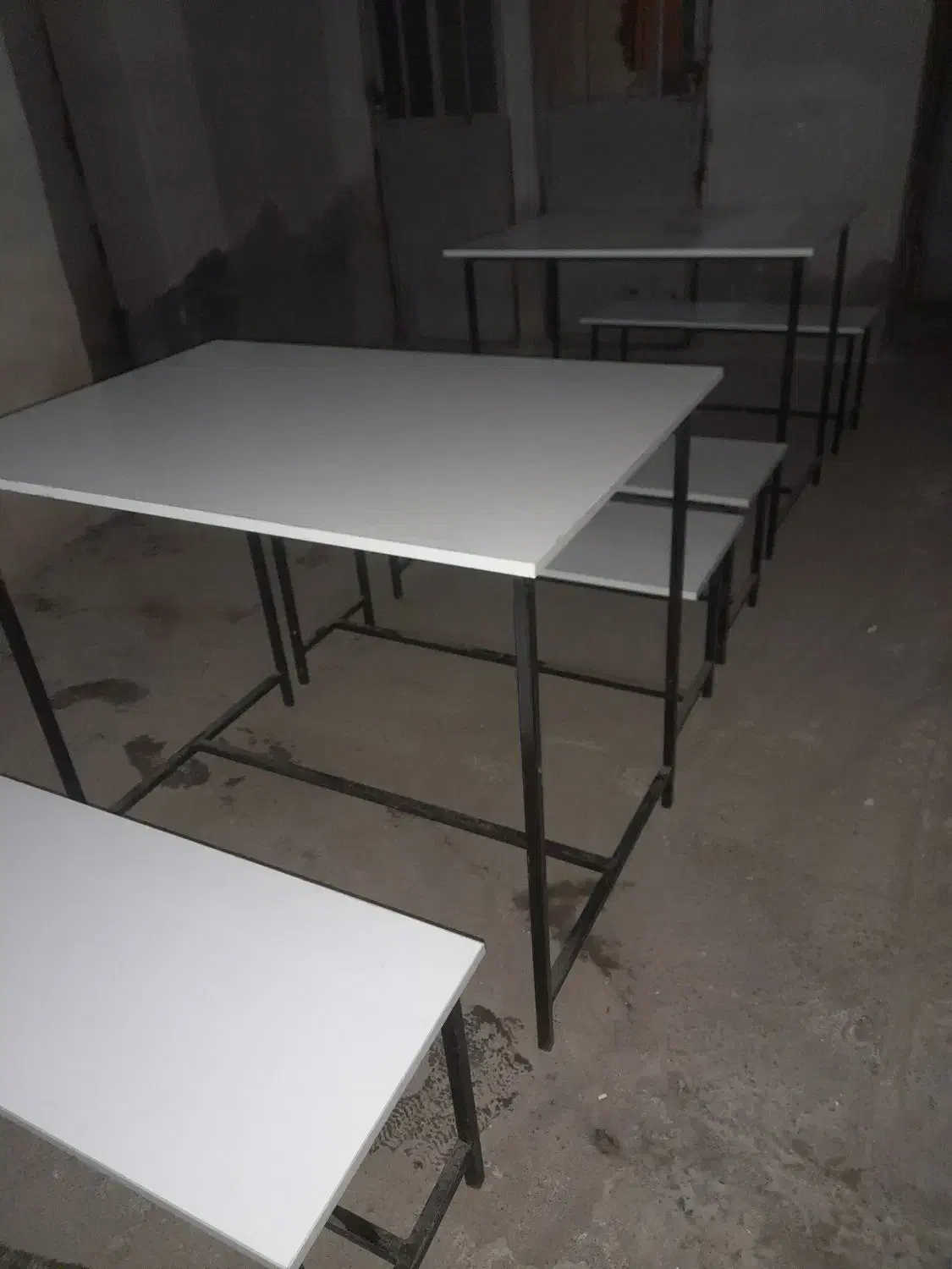 دوعدد میز و چهارتا نیمکت دو نفره و یک میز بزرگ نو|صندلی و نیمکت|تالش, هشتپر|دیوار