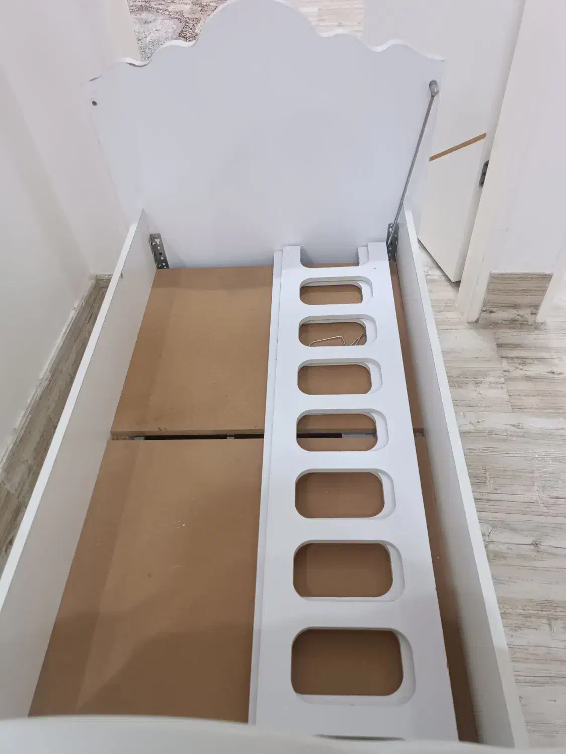 تخت کودک|تخت و صندلی بچه|شاهین دژ, |دیوار