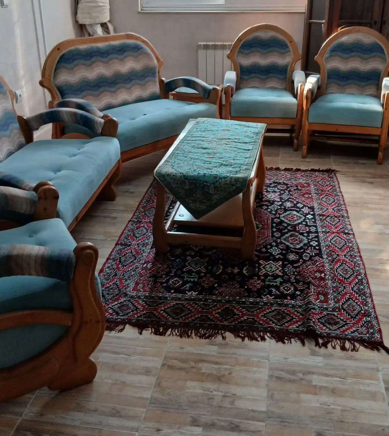 مبل با چوب نرات و پارچه کاملا سالم|مبلمان خانگی و میز عسلی|رشت, چله خانه|دیوار