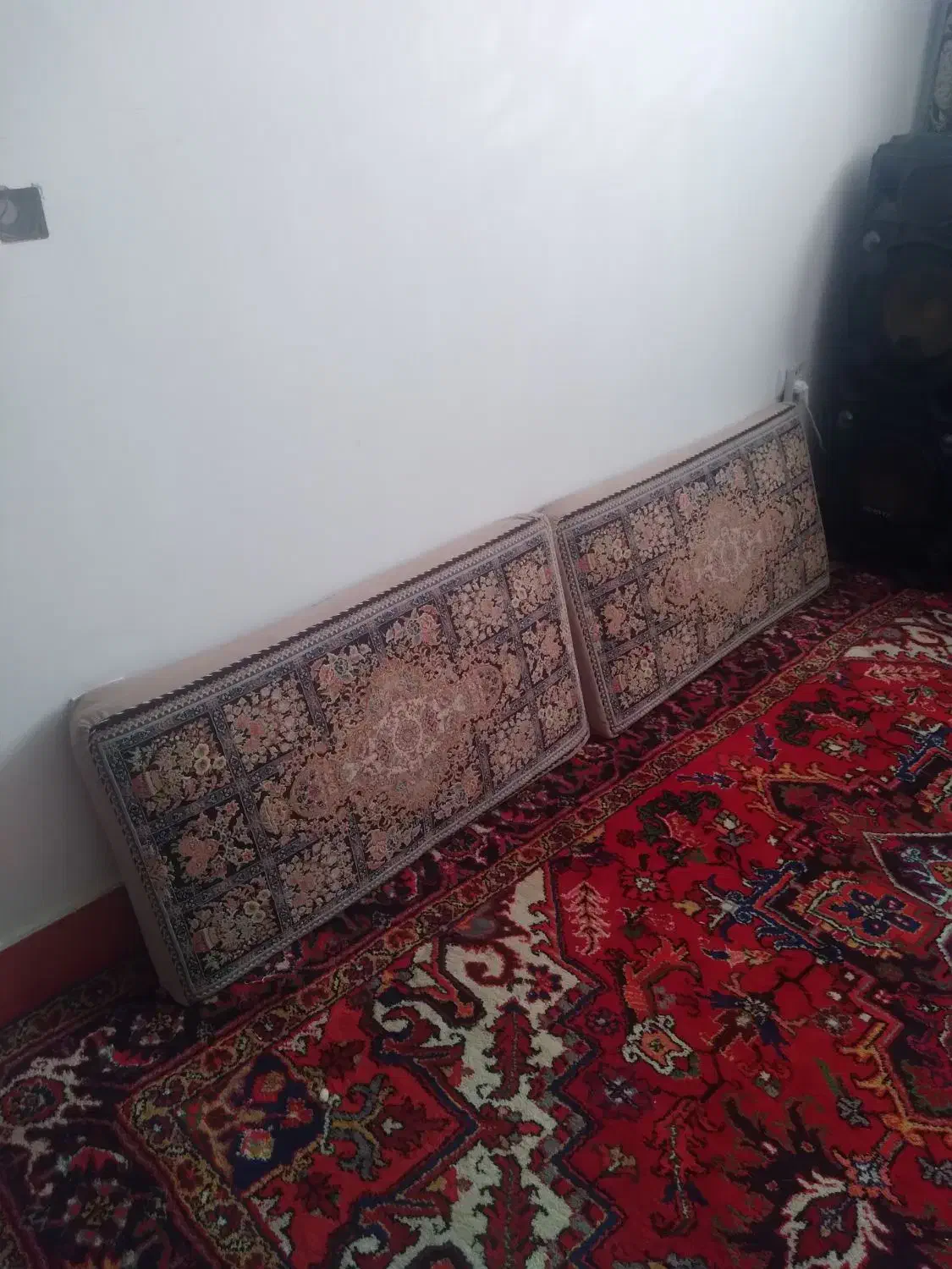 یک جفت پشتی|پشتی|تبریز, |دیوار