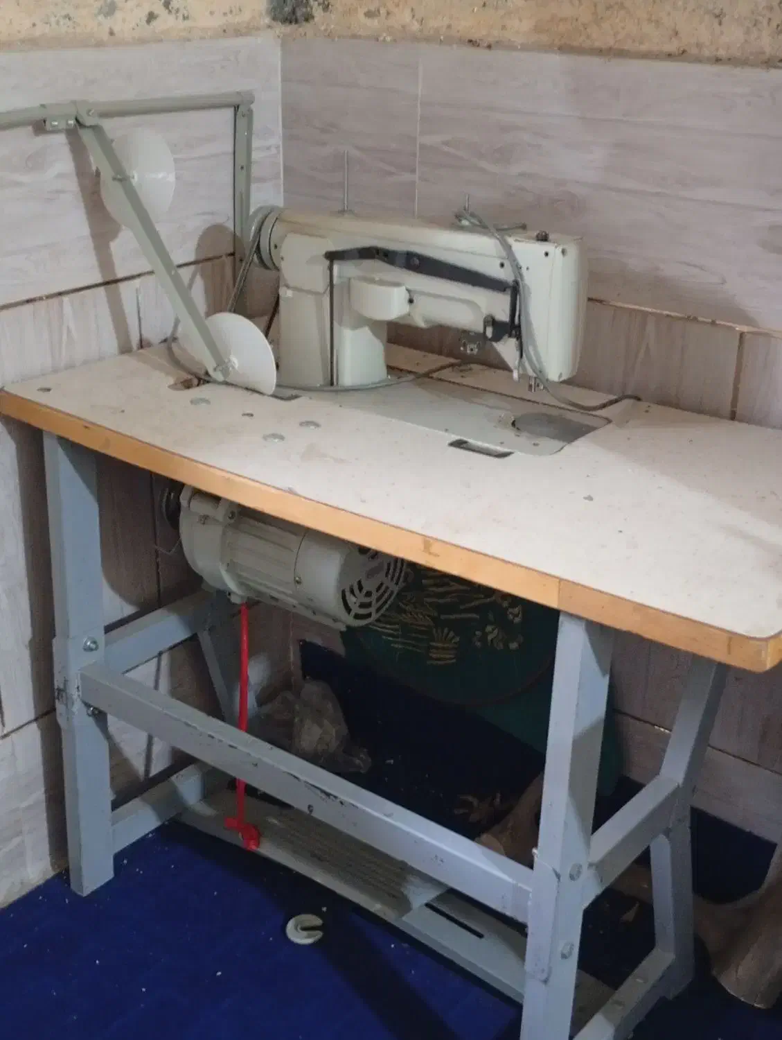 چرخ|چرخ خیاطی و ریسندگی|بیکاه, |دیوار