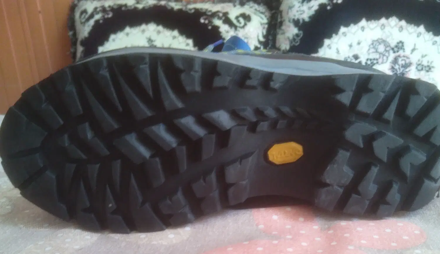 کفش|کوهنوردی و کمپینگ|بم, |دیوار