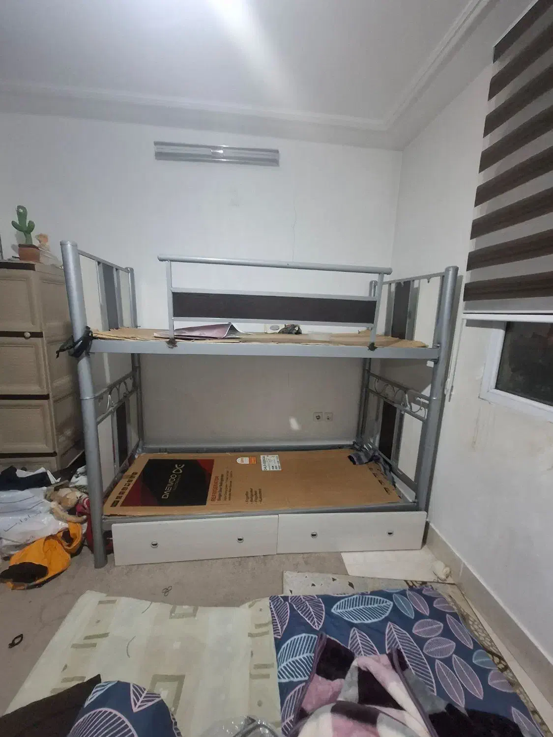 تخت دوطبقه|تخت و سرویس خواب|قم, طلاب غیر ایرانی|دیوار